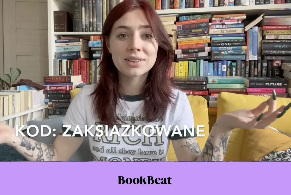 Prezentacja BookBeat: kobieta wśród książek opowiada o aplikacji, kadr z realizacji kampanii